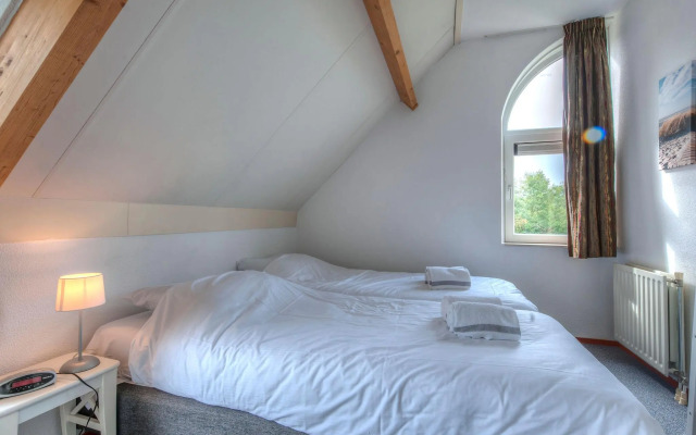 Detached Well-kept Villa With Garden, Near the Beach