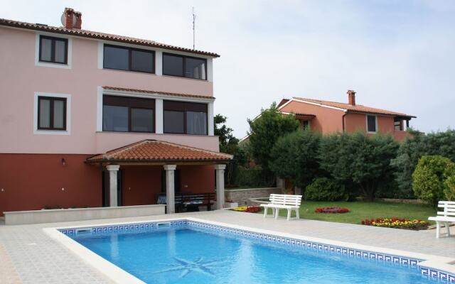 Charming Apartment in Banjole Near Sea