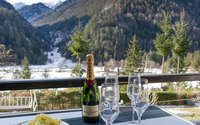 Outstanding Lake View.