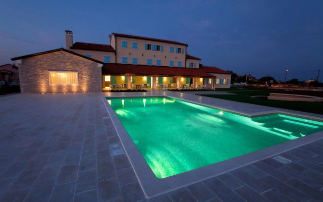 Hotel & Restaurant Velanera