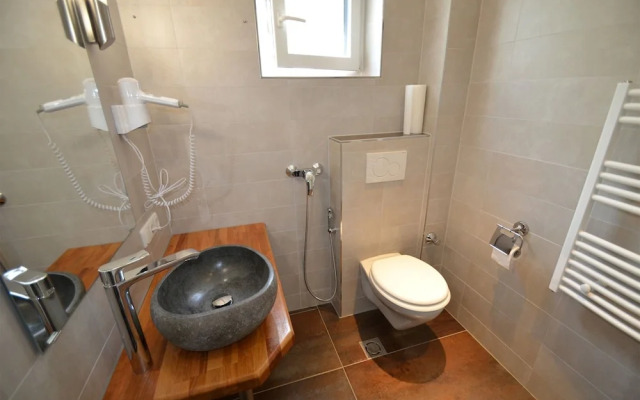 Deluxe Studio TOP 12