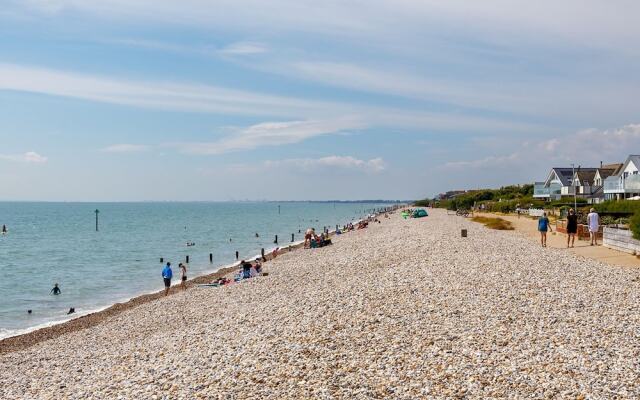 Sunny Seafront Chalet - Sleeps 6
