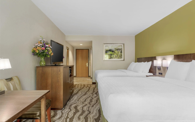 Best Western Plus River Escape Inn & Suites