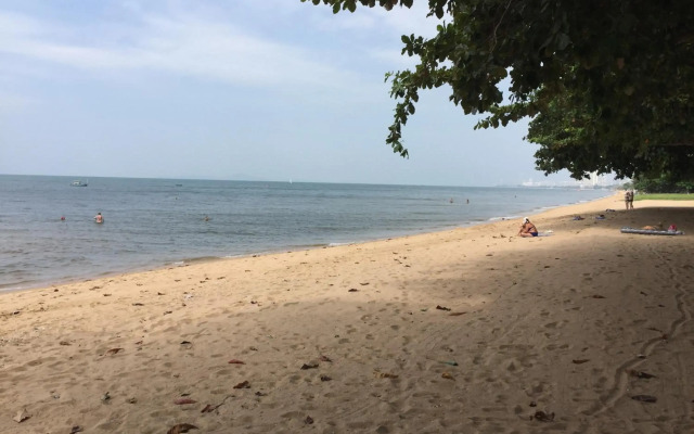 Baan Dhewaran Beachfront Villa