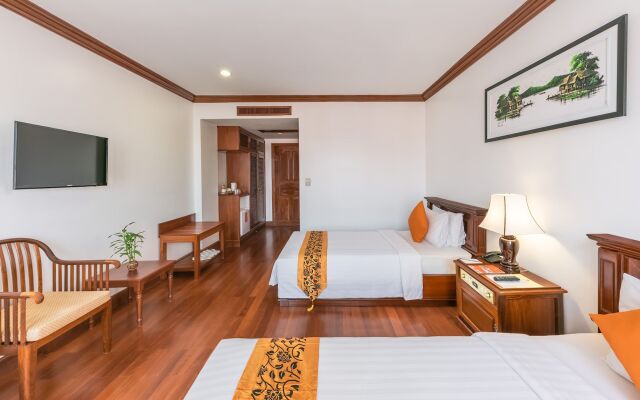 The Suite By Royal Crown Hotel