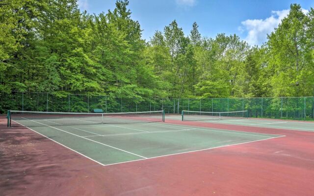 Pet-friendly Cabin w/ Hot Tub in Pocono Lake!