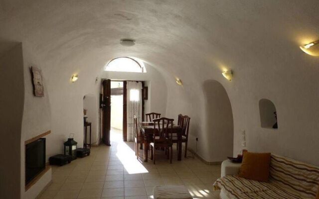 Iridanos Cave House
