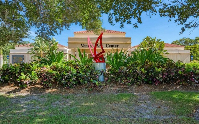 Modern Home w/ Screened-in Pool: 4 Mi to the Beach