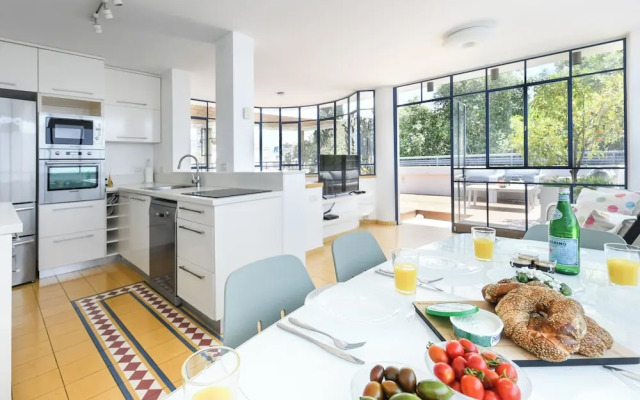 Spacious 3BR Penthouse w Rooftop