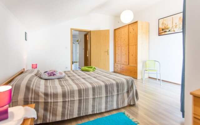 Višnja - Free Parking - B2