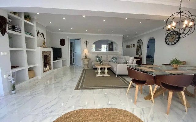 Villa With Pool, Walk to Beach, Restaurants, Shops