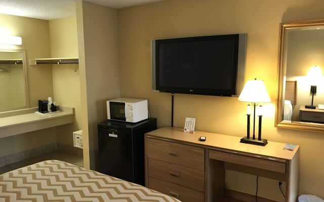 Travelodge by Wyndham Tacoma Near McChord AFB