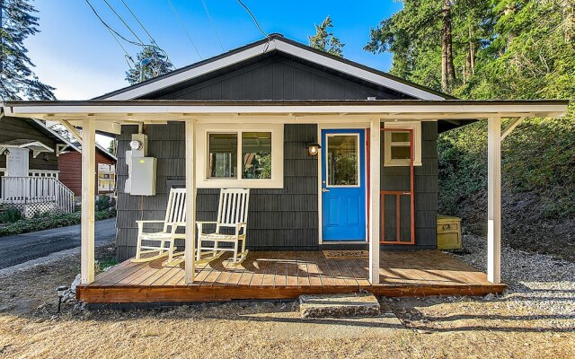 Beach and Blvd Bungalow on Sundin Beach by RedAwning