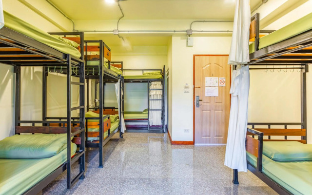 OYO 928 Leaf Hostel