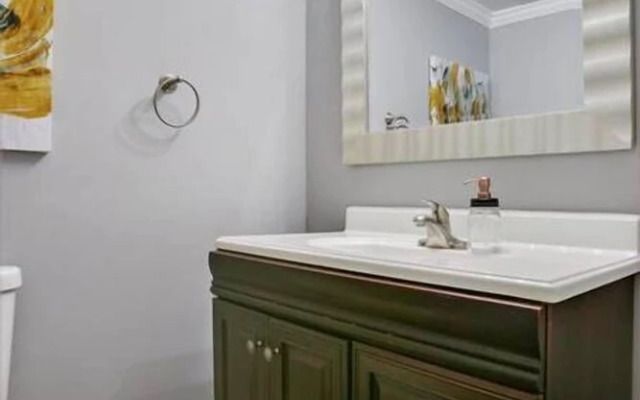 Creative & Cool 2br/2ba West Apt Home