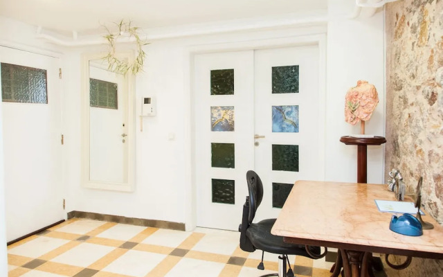 Chic Charming Central Athens Apt.