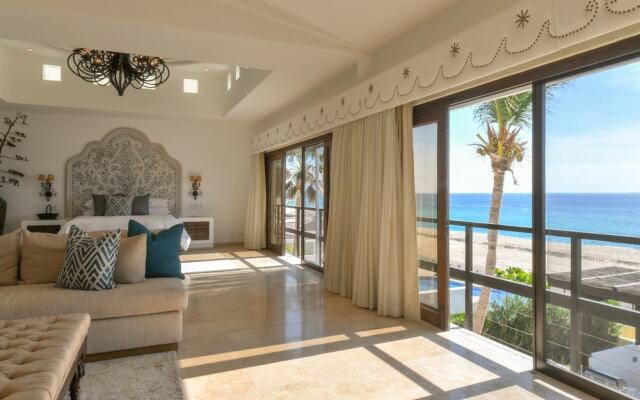 Outstanding Beachfront for up to 15 People: Villa Delfines