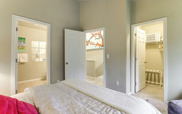 Walk to Mcmenamins Edgefield: Inviting Townhome!