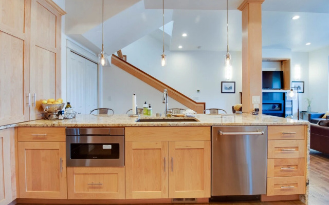 Rooftop Deck Walk to River Downtown Fire pit