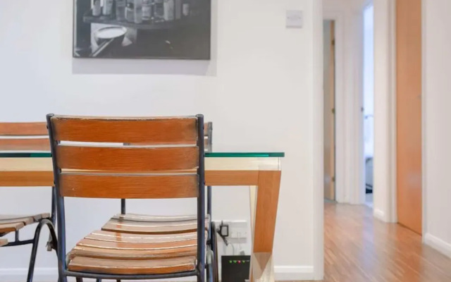 2 Bedroom Apartment In Aldgate East