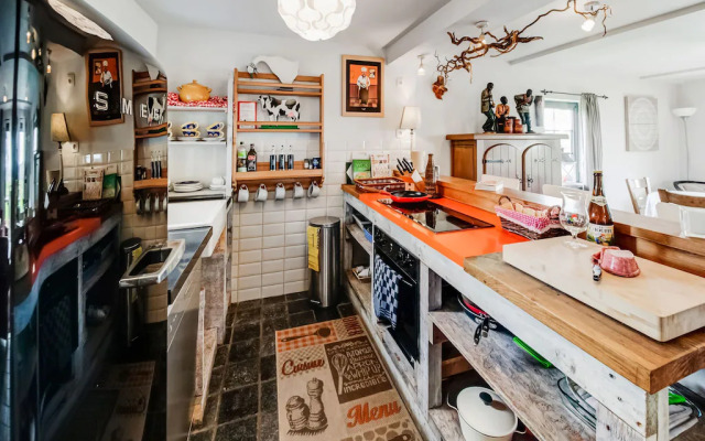 Tranquil Holiday Home in Mont with bubble bath, Terrace, Garden