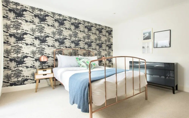 The Harrods Mews Modern 4Bdr Mews Home With Terrace