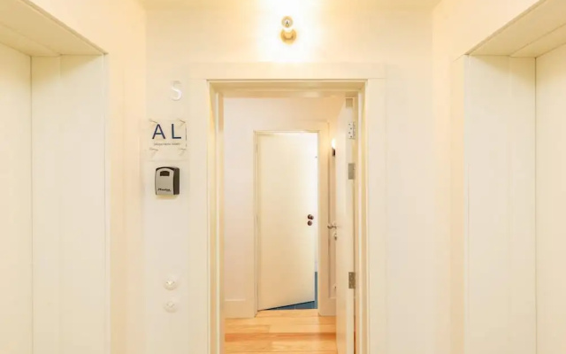 Flores S in Porto With 1 Bedrooms and 1 Bathrooms