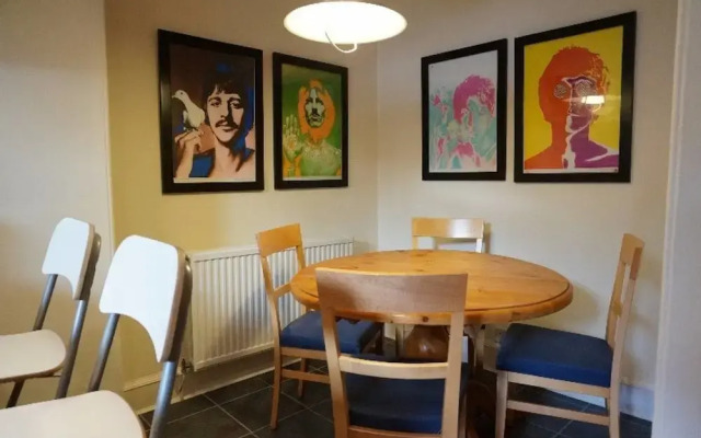Stylish 3-Bedroom Period Apt Close To City Centre
