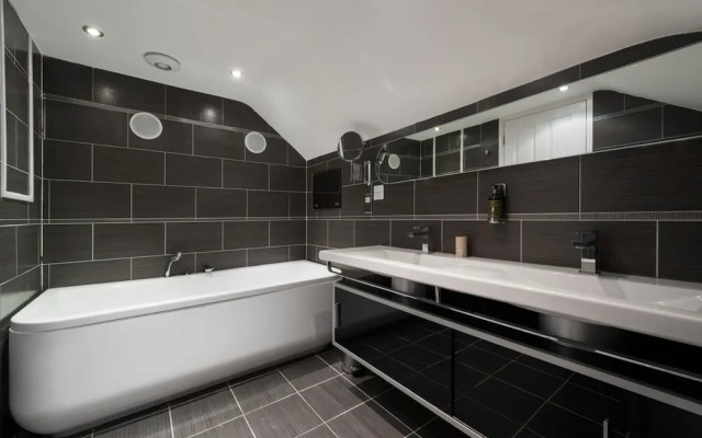 The Clarence Boutique Rooms