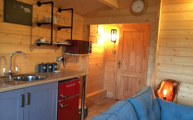 Cosy 1-bed Farm Stay Cabin