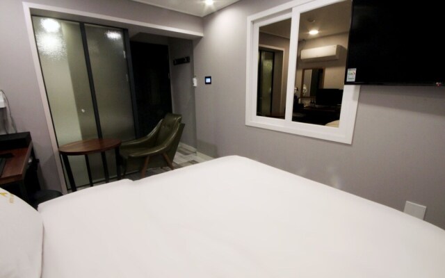 Louis Hotel Busan Beomildong