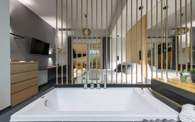Small Minimal Paradise in the Center of the City