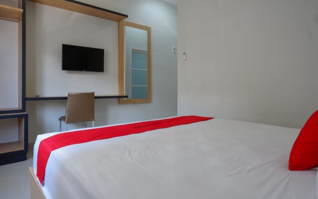 RedDoorz Syariah near Mutiara SIS Al Jufrie Airport Palu 2 – Guest Rooms – Palu