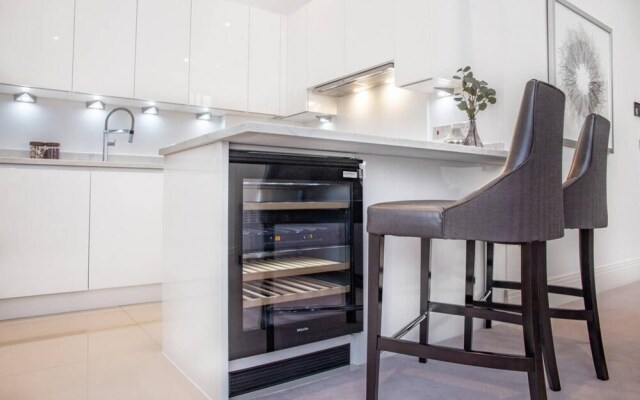 Luxury 1 Bed Apartment by the River