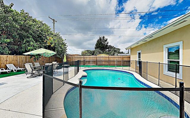 New Listing! Sumptuous Near Beach W/ Pool 3 Bedroom Home