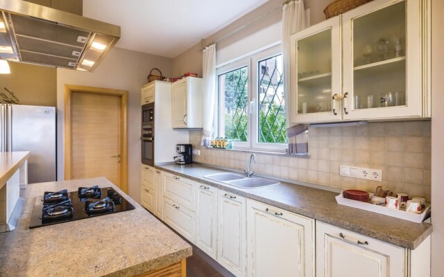 Amazing Home in Zagreb With 4 Bedrooms, Wifi and Jacuzzi