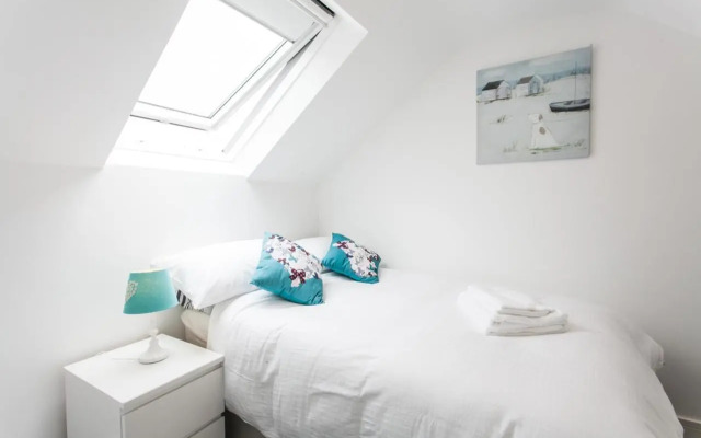 Superb Detached Coach House in Peaceful Location!