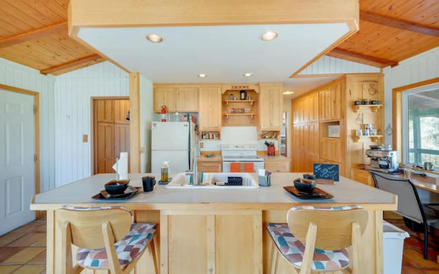 Scenic Kernville Getaway w/ Deck & Mountain Views!