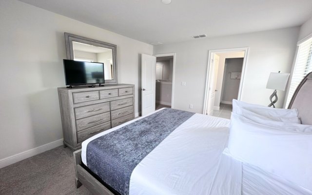 Balmoral Resort-200kb 6 Bedroom Home by RedAwning