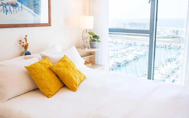 DeluxeApartment with Views of the Marina
