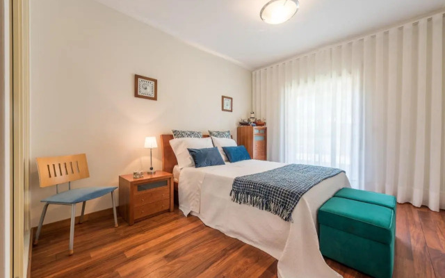 Guestready - Parrot in the Lilies