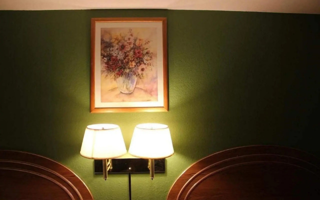 Oak Hill Inn & Suites