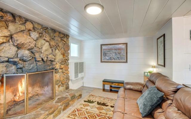 Walk to Beach: Dog-friendly Cabin in Glenbrook!