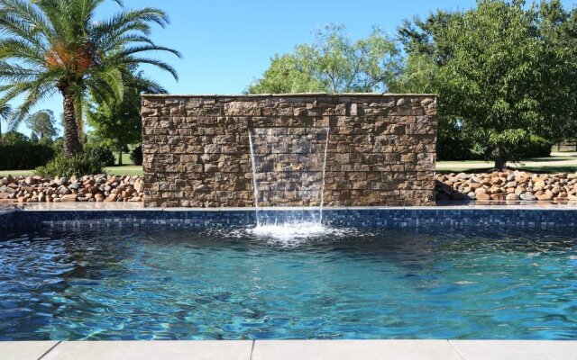 Lilies on Lovedale Estate - Heated Pool and Spa