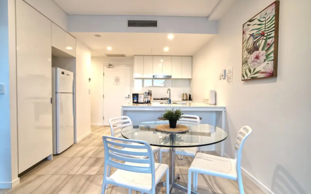 2BR Food Drink Hub Pool 2 Cars Gym Rooftop