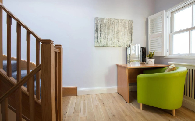 Spacious 4-bedroom mews house with private garage