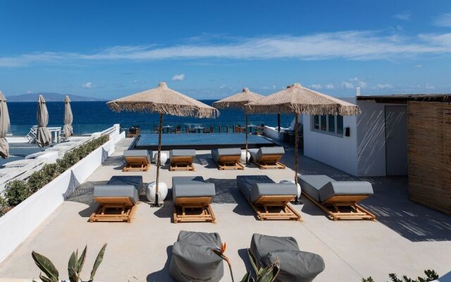Almyra Oia Suites