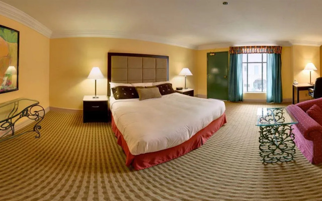 Pacific Inn Resort & Conference Centre