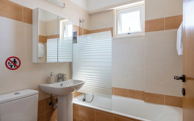 Bayview 2-BR Apartment in Larnaca
