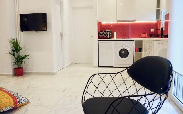 Eclectic Design Apt in Athens near Metro